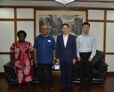 驻巴布亚新几内亚大使薛冰会见布干维尔自治区主席莫米斯