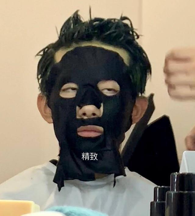 17岁的最后一天 易烊千玺敷面膜自侃精致