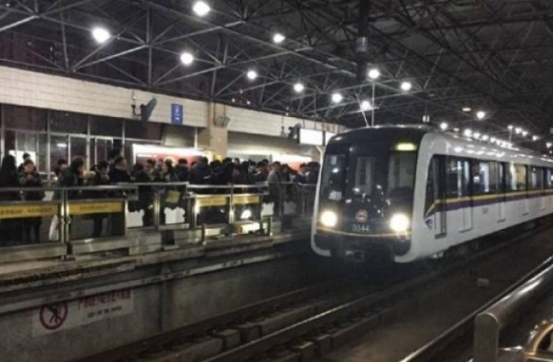 上海地铁乘客翻越安全门被夹身亡,却与往年事