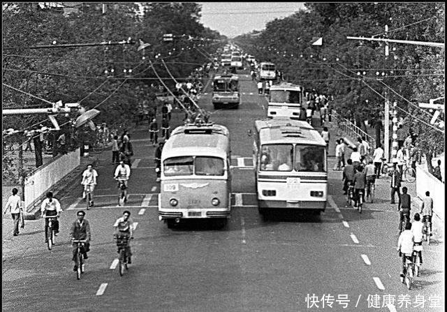 改革开放四十年,老北京街景照片里的老车你认