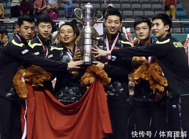 联合国代表们踢足球庆世界杯,中国代表默默掏