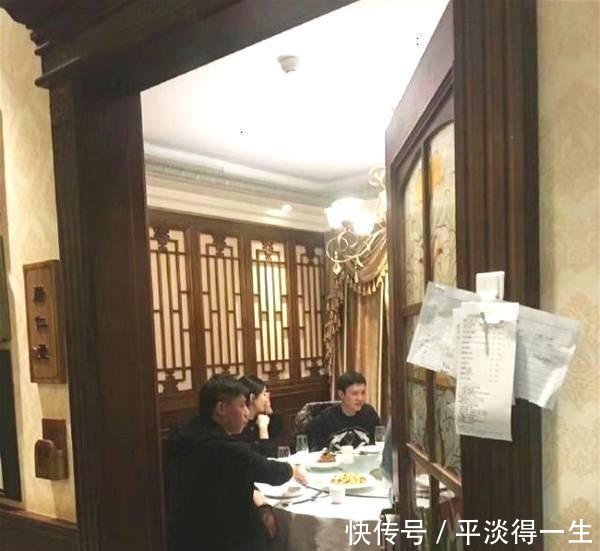 偶遇冯绍峰赵丽颖与友人聚餐 一个眼神看出赵