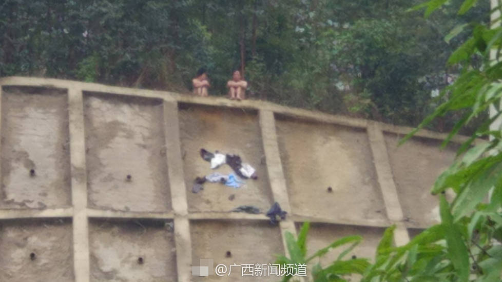 男子站在悬崖上撒尿猜一成语_悬崖上的金鱼姬图片(3)