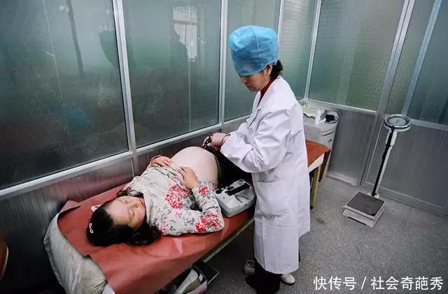 双胞胎女孩变男孩,护士出来报喜后,婆婆一屁股