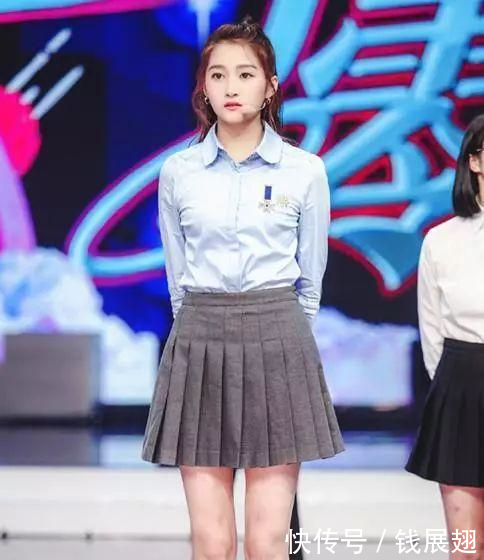 女明星最爱鲶鱼须刘海,杨幂遮住了发际线,她