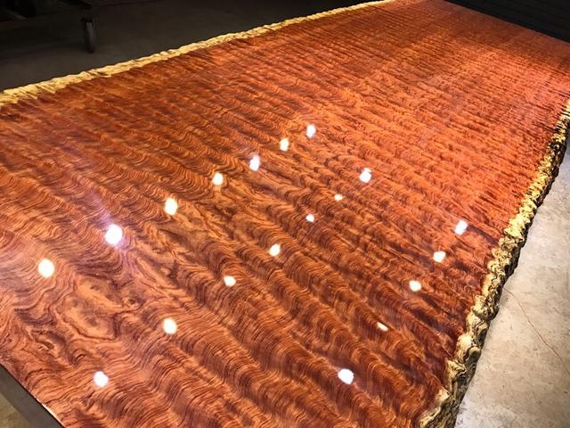 975斤大板是什么概念?北京富豪家门停吊车,百