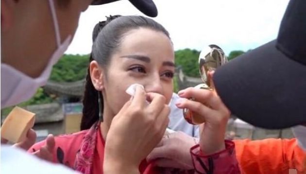 迪丽热巴的脸还能撑几年？她的水平在新疆根本不能算美女！