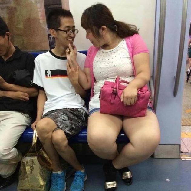搞笑gif图:谁说胖的妹子就不能有爱情?