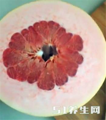 美女路边买了几个柚子回家,5毛钱一个,回家一切开傻眼了!