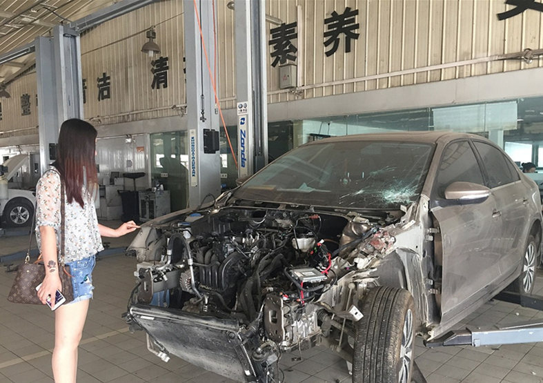 不在4S店修车被收公估费 工作人员:市场都这样的