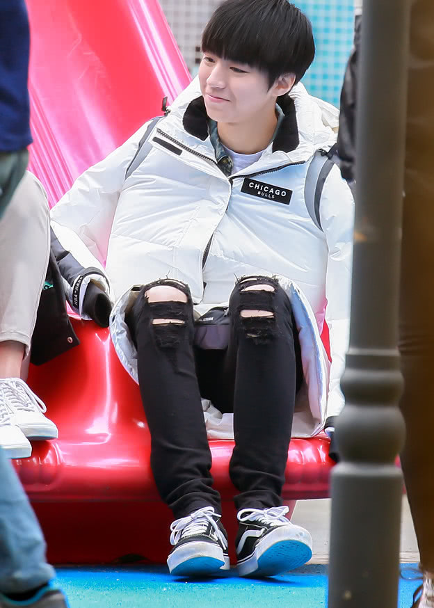 穿棉袄也要露膝盖的王俊凯,玩滑梯成王三岁,手