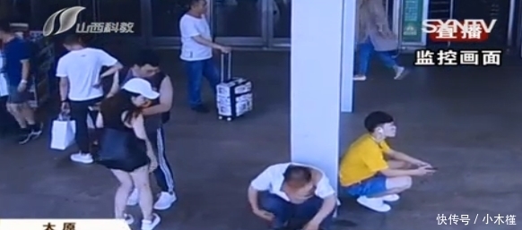 男友手伸进衣服里捏