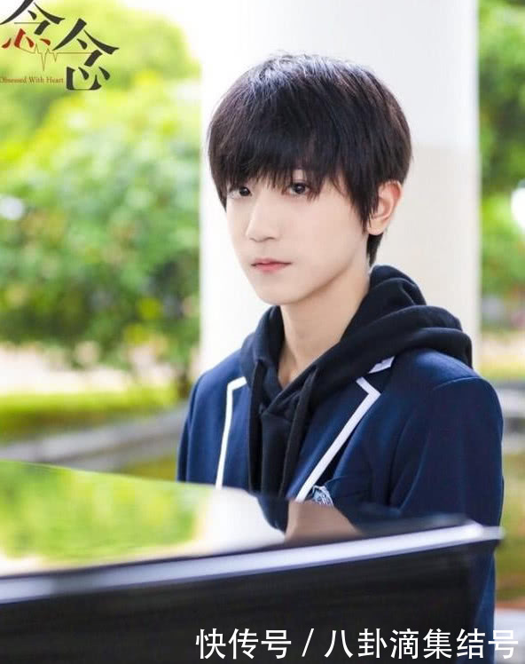 TF家族李天泽14岁生日,安静弹着钢琴的优雅小