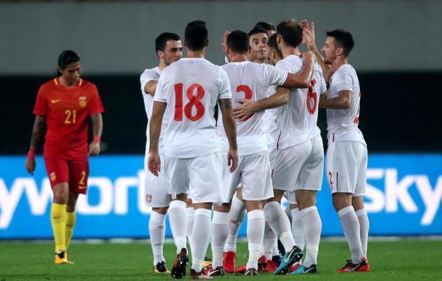 国足丢球时他却在禁区内散步 他这举动把里皮