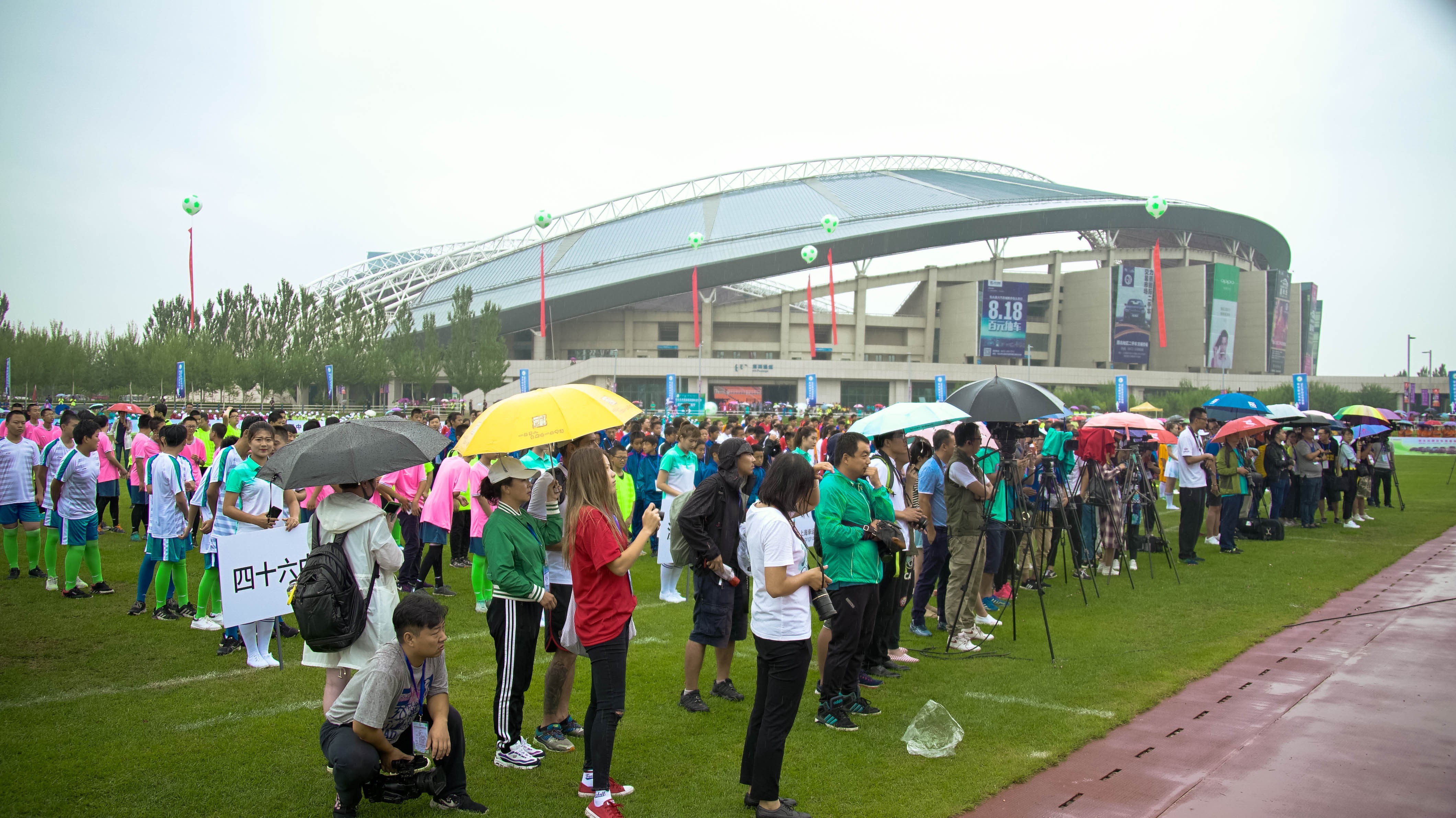 国际球星罗纳尔迪尼奥出席中国包头市足球节助