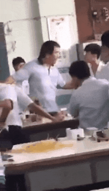 学生上课玩游戏被老师批评后,居然敢打老师,很嚣张啊