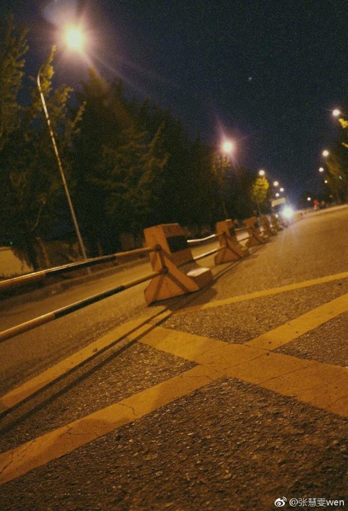 张慧雯真的太美啦！夜色下的她，走过无人的街头！网友：想去陪她