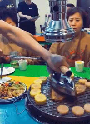 搞笑gif: 怎么忽然开始咬嘴唇了