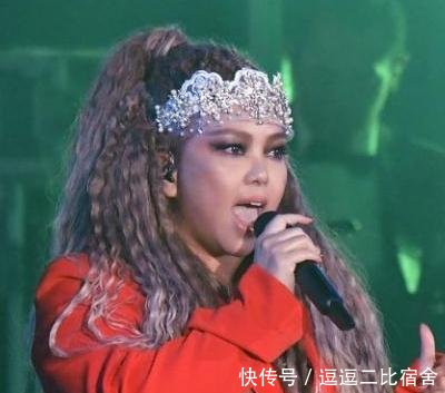 张惠妹亮相台北跨年演唱会,体重却被调侃不愧