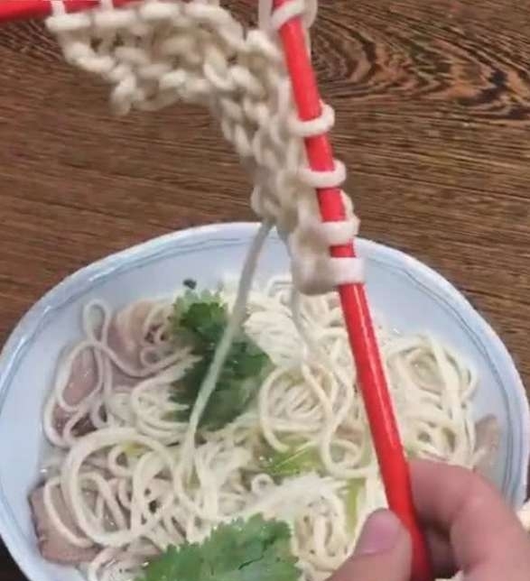 女子用面条织毛衣,网友:这面条真好