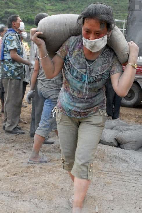 工地上一天可以挣300元,年轻人大都不愿意去,