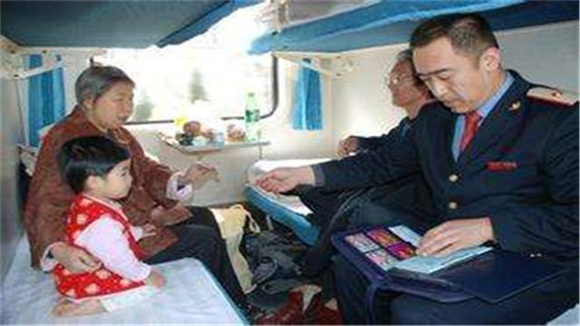 为什么火车卧铺上乘务员,要强制收走火车票?其实他们也是用心良