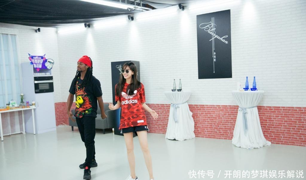 Angelababy为参加舞蹈综艺努力练舞, 踢腿不直