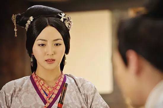 她7年前还是杨幂的小跟班,如今演技进步神速,