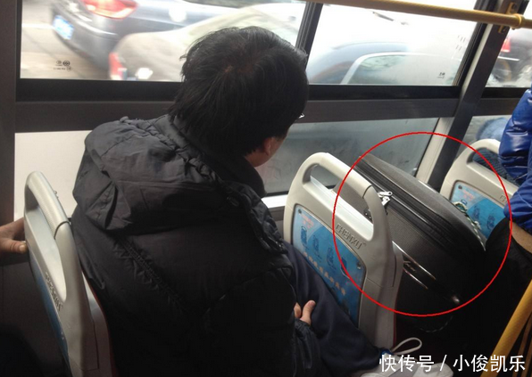 8岁女孩被要求给老人让座，妈妈说了一句话，女孩一直没起来