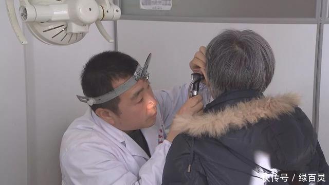 一男子耳朵疼就医,竟夹出3厘米长蟑螂!