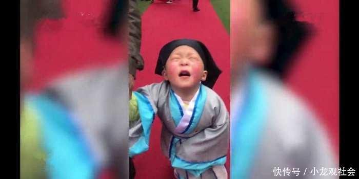 幼儿园开学小朋友大哭抬头问天: 为什么要上学