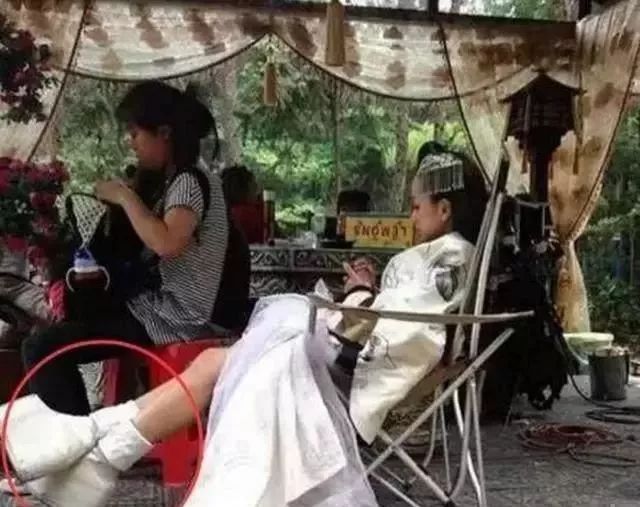 拍戏时身高不够怎么办?沈月站木板,任嘉伦垫石