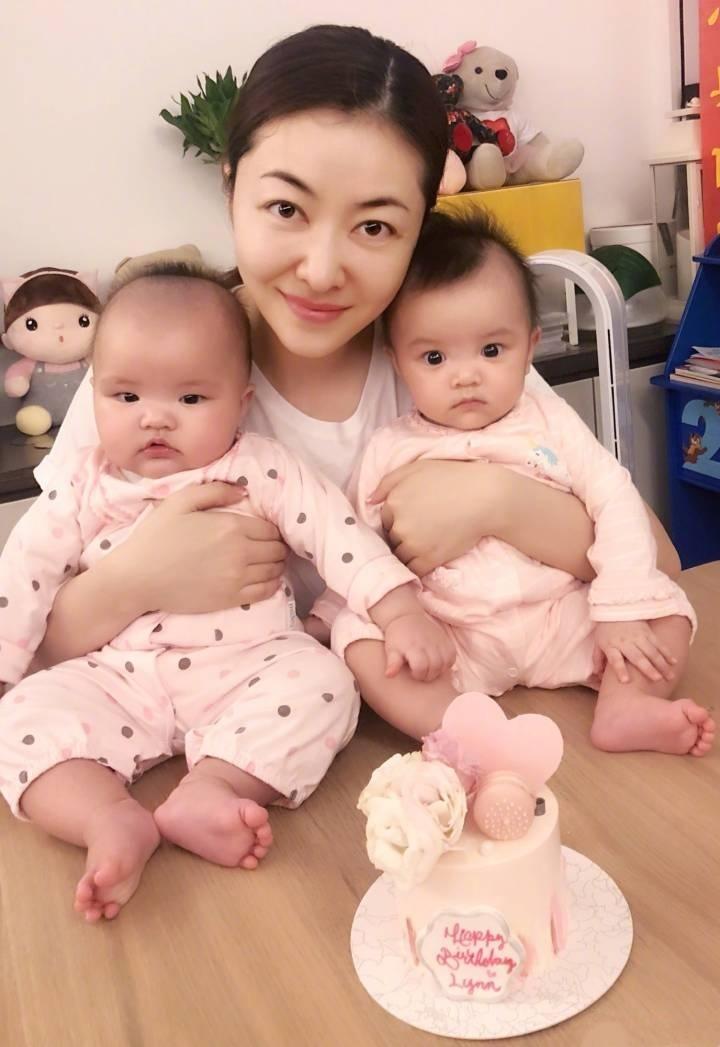 熊黛林生日晒全家福，双胞胎女儿眼睛一大一小，长得完全不一样