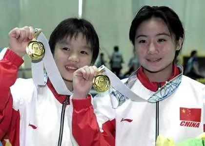 她16岁夺得奥运冠军,一年后却选择退役,为救母