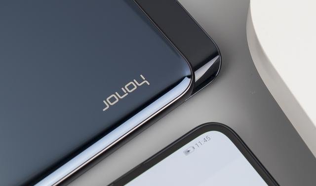 边快充边备份,荣耀存储智慧存储保护手机数据