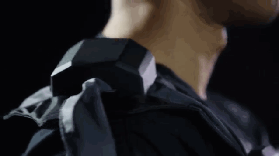 罗切斯特大学研发的这款衣服名为:hardlight suit,重1.