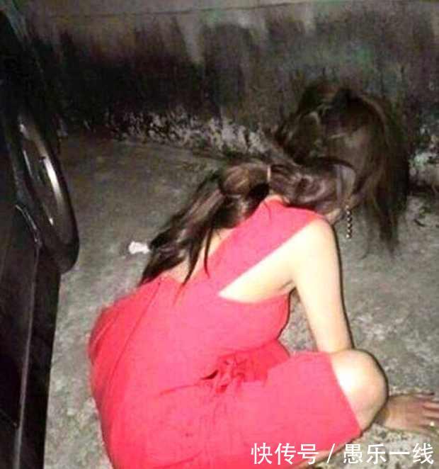21岁女孩喝醉了在路边被男子背回家后,对她做的事让她很愤怒