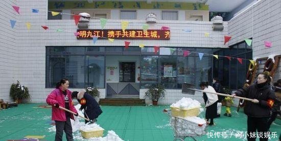 九江市湖滨幼儿园开展志愿者服务队铲雪活动