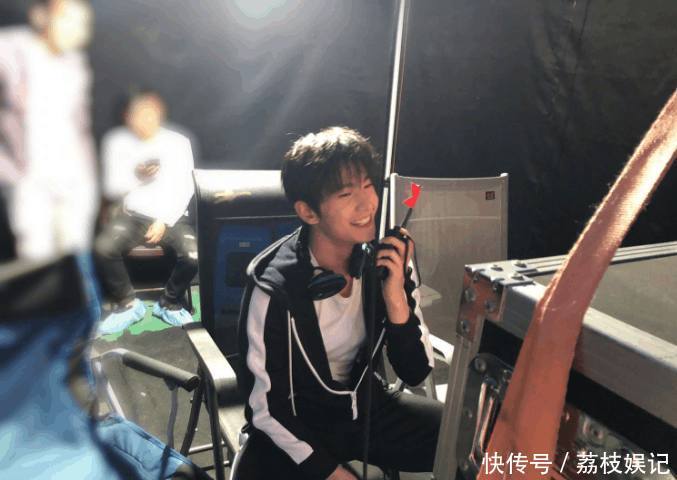 杨洋现身大学城,共享单车成最大赢家,粉丝: 这个