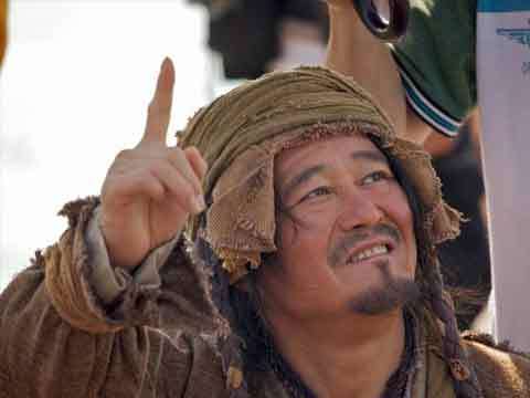 大笑江湖有人喊决斗时音乐插曲电影在5分钟走右,似乎周杰伦的 大灌篮里也有这段音乐。跪求