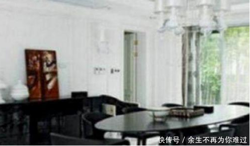 演员陆毅在上海的房子,小区门口真寒酸,但内部
