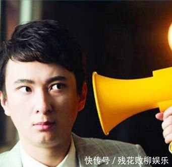 张艺兴大半夜不睡觉,微博关注王思聪,难道是想