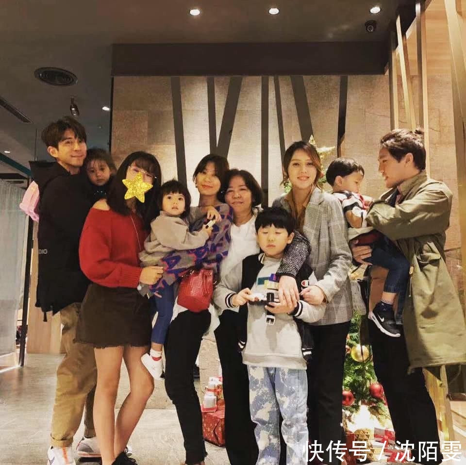 家人晒与眼睛给管理员疯狂暗示表情包模仿,舅舅好美,舅妈合照图片