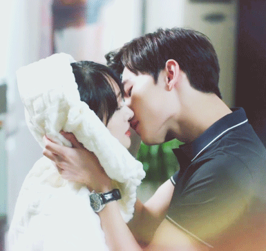 女星拍吻戏拼道具,迪丽热巴用卡她用吻替,只有杨幂令人服气