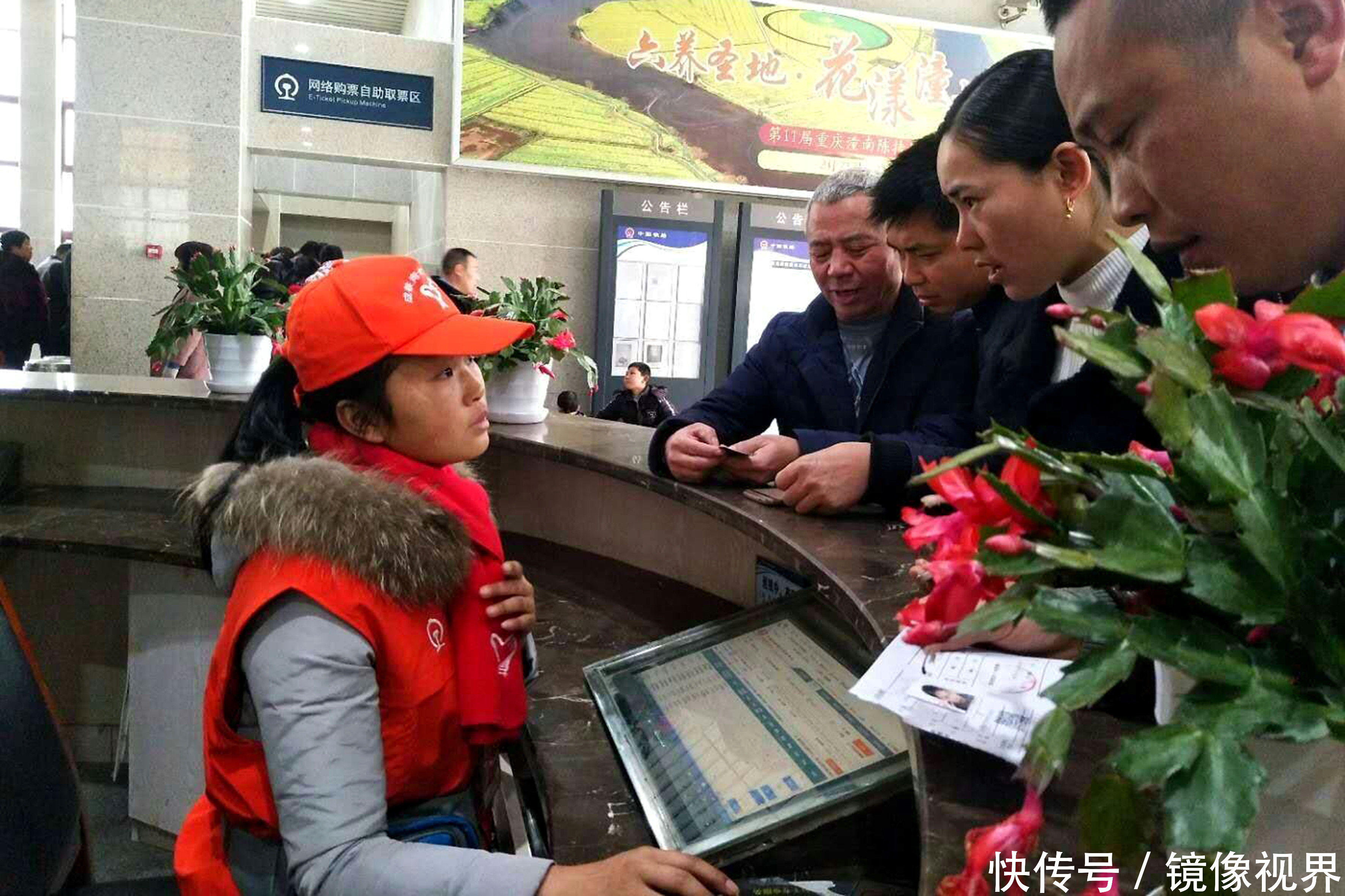 春运旅客开始返程 志愿者助力南充火车站