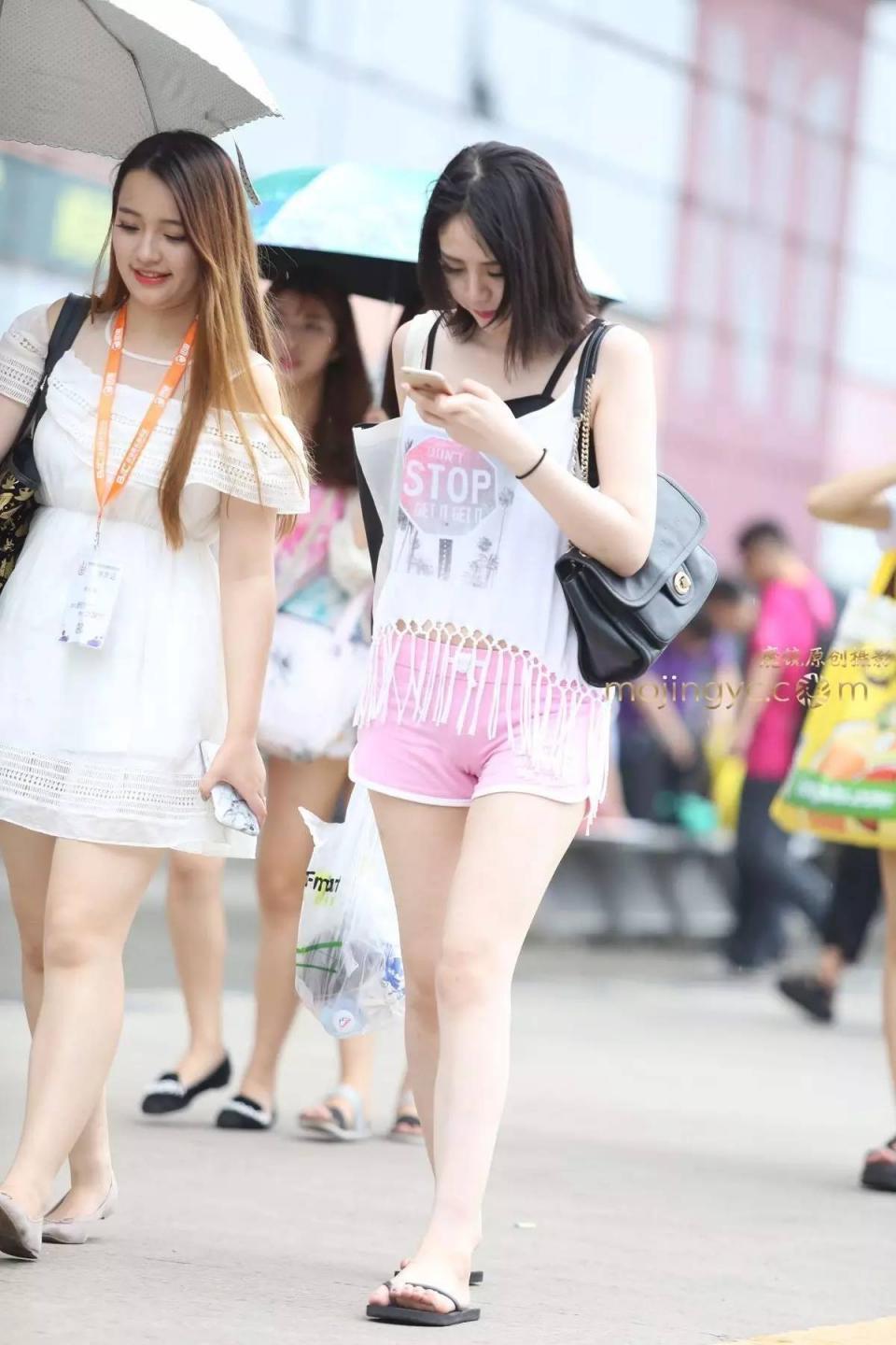 美女街拍:有种美走在路上让人着迷,走路低头看手机的性感美女