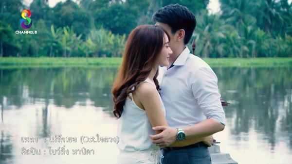 灰姑娘安慰听说自已没有妈妈的总裁女儿心痛不