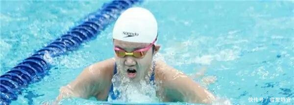 恭喜! 中国15岁游泳天才创世界纪录后, 又在美