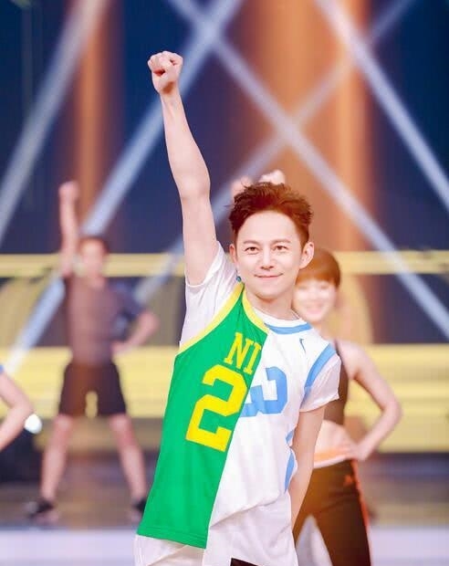 不老男神何炅迎45岁生日快乐家族微博送祝