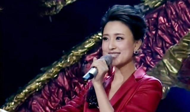 她是最美央视女主持，却嫁给了年过半百的富商，还成了后妈